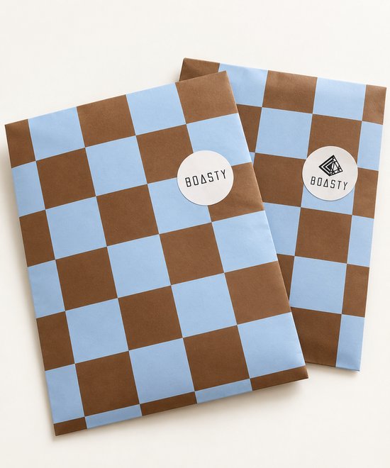 Twee enveloppen met lichtblauw en bruin schaakbordpatroon en ronde BOASTY-stickers.