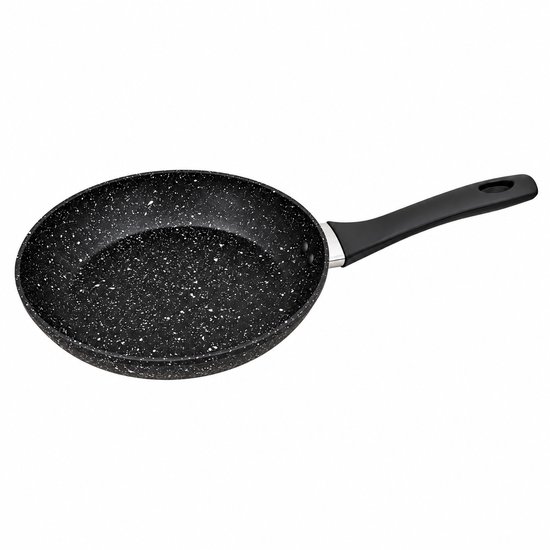 Zwarte koekenpan met granieten spikkelpatroon en ergonomische zwarte handgreep, schuin gefotografeerd.
