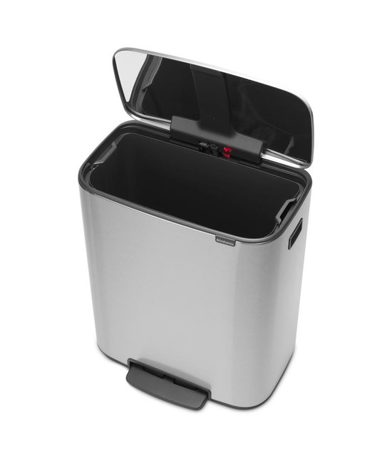 Bovenaanzicht van rvs Brabantia pedaalemmer met open deksel en donkere binnenemmer.