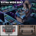 Extra brede bruine gamingstoel met een gebruiker die comfortabel zit met de benen opgetrokken.