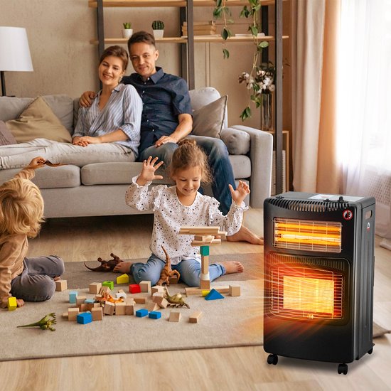 Zwarte mobiele gaskachel in een woonkamer, met een gezin dat op de bank zit en kinderen die spelen.
