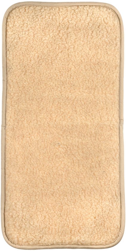 Rechthoekige, beige wollen onderlegger voor een ledikant met afgeronde hoeken.