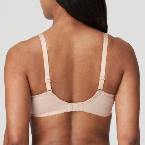 Achterkant van een beige PrimaDonna beugelbh op een model met verstelbare schouderbandjes en sluiting.