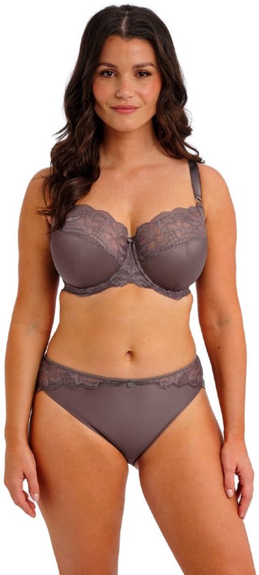 Model draagt een taupekleurige Fantasie beugel-bh en bijpassende slip met kanten details.