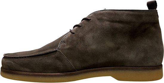 Grijze suède chukka boot met vetersluiting, zichtbaar logo op zijkant en donkerbruine zool.