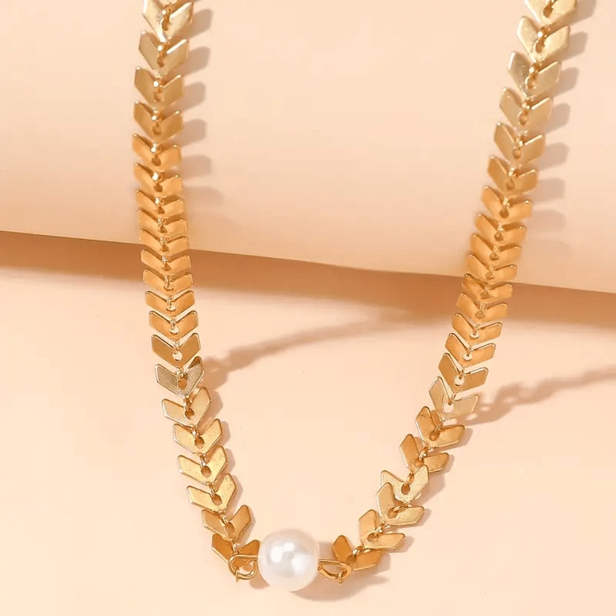 Sjika - Ketting Dames Goud – Gouden Schakelketting met Parel – Vissengraat Ketting Dames – Statement Sieraad – Cadeau voor Haar