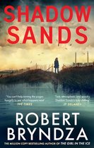 Couverture du livre Shadow Sands de Robert Bryndza. Une jeune fille se tient sur une digue regardant une usine. Texte : SHADOW SANDS, ROBERT BRYNDZA.