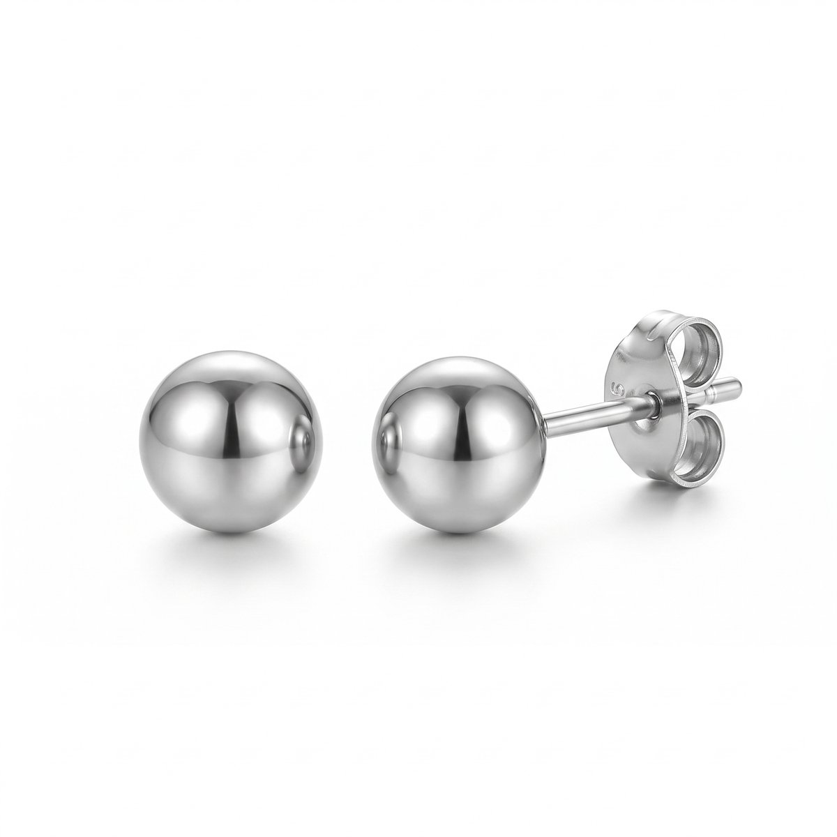 Lundholm 4mm Zilverkleurige Max Oorknopjes Dames Zilver kleurig – Kleine Bol Oorbellen 4 mm – Premium Stainless Steel Stud Earrings – Minimalistische Oorstekers – Tweede Gaatje Oorbellen – Waterproof & Hypoallergeen