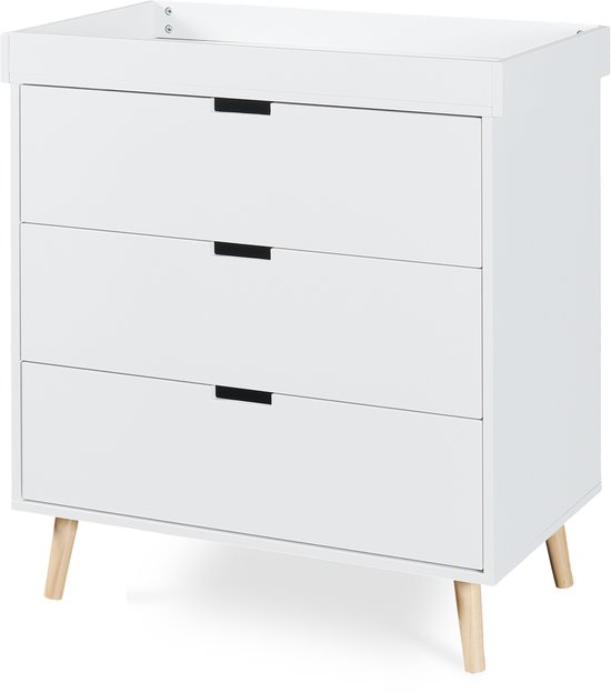 Witte commode met drie lades, zwarte handgrepen en houten pootjes.