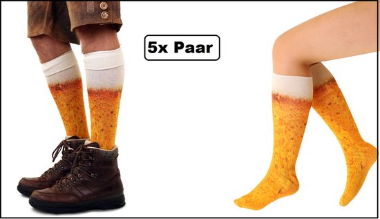 Een man draagt gele bierkousen met een schuimkraagprint tot onder de knie, gecombineerd met bruine lederen laarzen en lederen shorts. Een vrouw draagt dezelfde kousen tot onder de knie.