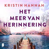 Couverture du livre 'Het Meer van Herinnering' de Kristan Hannah. Une fille en blanc se tient sur une jetée surplombant un lac et des montagnes.