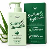 Lichtgroene fles met 'Soothing & Hydration' en aloë vera print. Naast een groene doos en verse aloë.