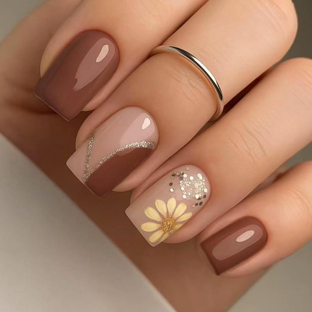 24 stuks nagels om op te plakken, kort, vierkant, French press on nails, bruine madeliefjes, acrylnagels, glanzend, kunstnagels, natuurlijke herbruikbare valse nagels voor vrouwen