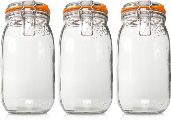 Trois grands bocaux en verre vides côte à côte. Chaque bocal a un joint en caoutchouc orange et une fermeture métallique argentée.