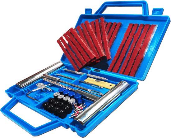 Blauwe koffer gevuld met reparatiestrips, T-handvatten, ventielgereedschap en diverse onderdelen.