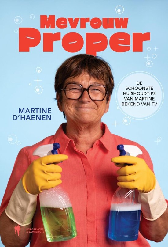 Martine D'haenen, Mevrouw Proper, draagt een oranje blouse en gele handschoenen. Ze houdt twee spuitflessen vast.