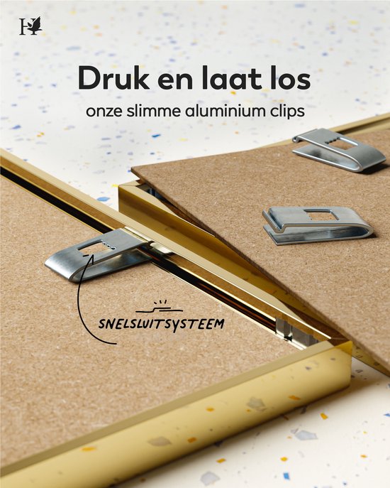 Gouden fotolijst met een snel sluitsysteem van aluminium clips aan de achterkant.