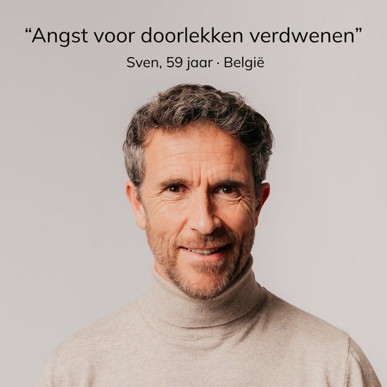 Close-up van een glimlachende, grijzende man van middelbare leeftijd met een coltrui. Geciteerd: "Angst voor doorlekken verdwenen".