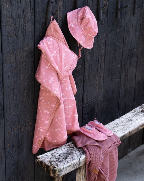 Roze met flamingo print, een hooded omslagdoek, bijpassende zonnehoed en babyslofjes.