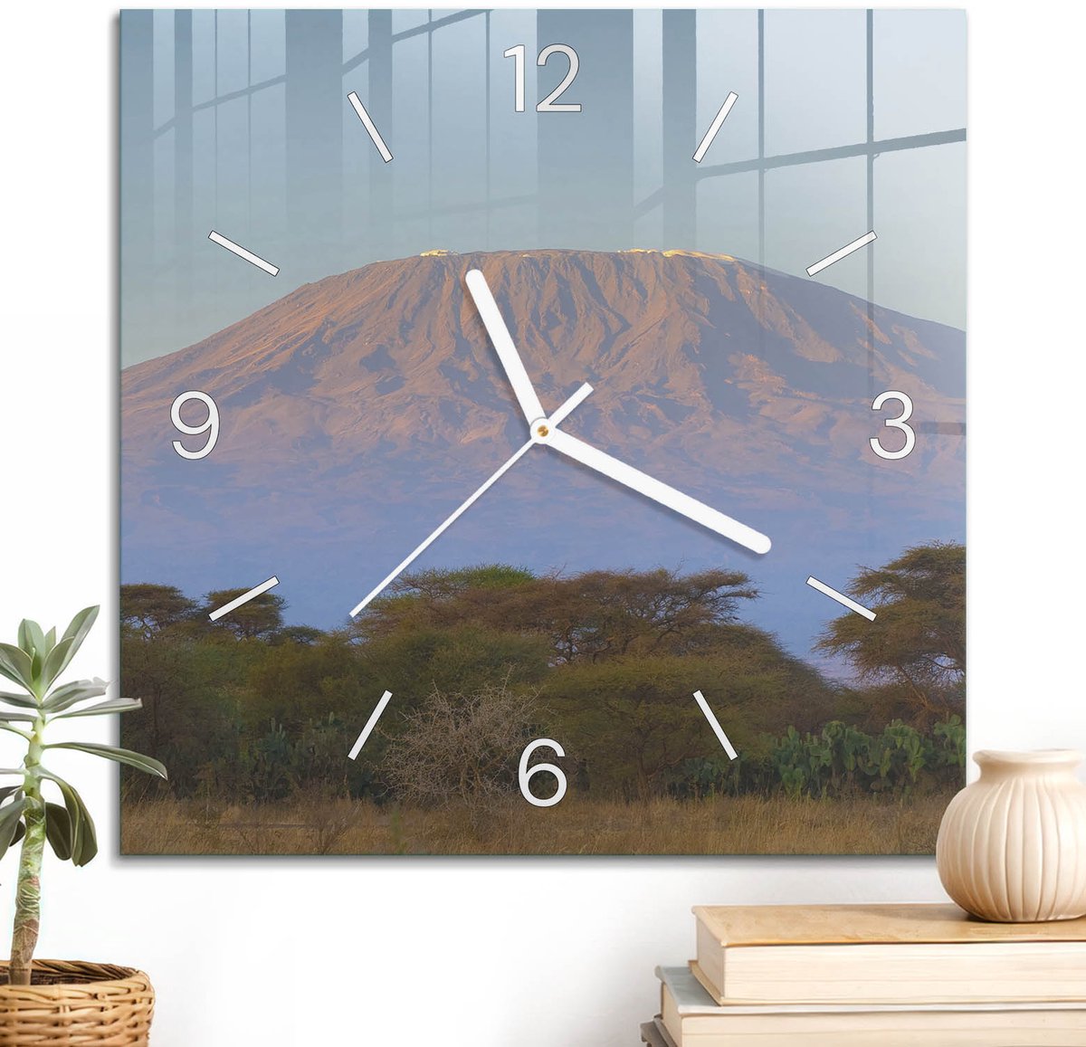 ArtPrintCave Blauw Glazen Klok - 30x30 cm - Wandklok Vierkant - Mount Kilimanjaro Wandklok Keuken - Natuur Unieke Klok - Witte Klokwijzers