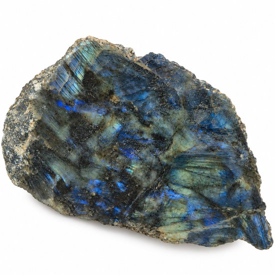 Disque brut de labradorite, avec des motifs ondulés d'éclat bleu et vert irisé, isolé sur blanc.