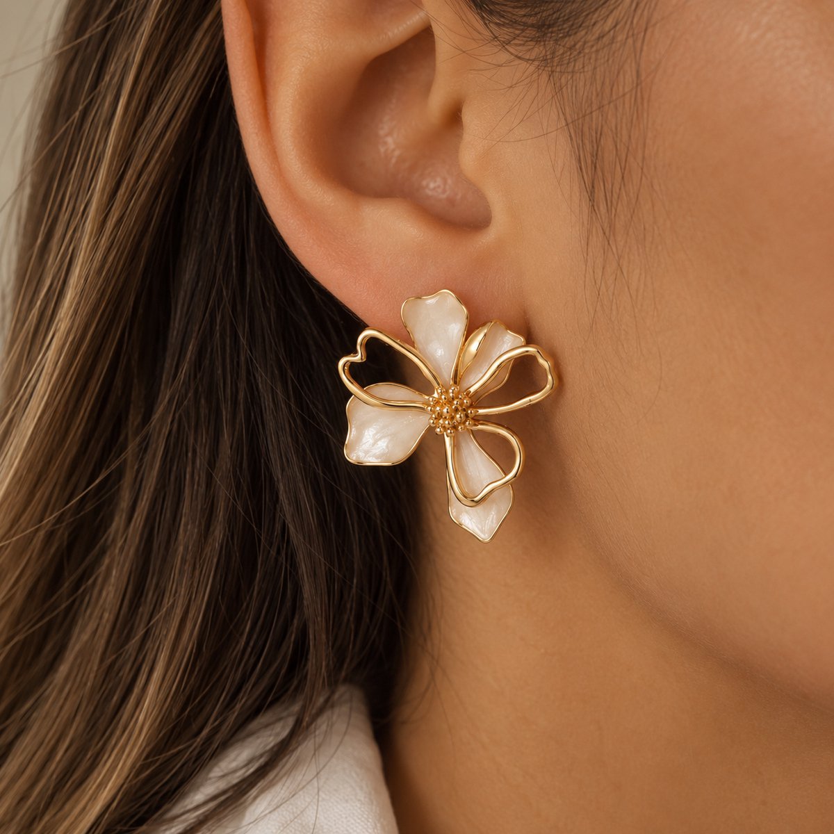 Luxe Oorbellen Set - Kleur: Offwhite / Goud - RVS / Roestvrijstaal / Stainless Steel - Oorbellen / Oorknoppen / Oorhangers - Bloemen Oorbellen - Flowers / Bloem - Grote Oorbellen - Dames / Vrouwen - Party - Hoge Kwaliteit - Incl. Luxe Verpakking