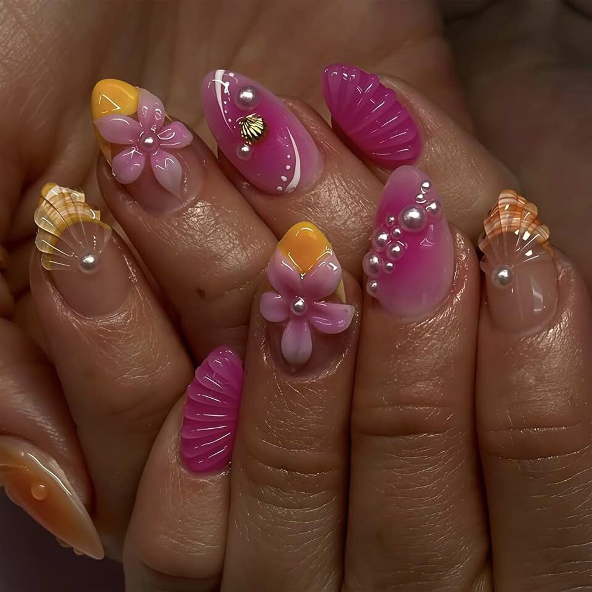 24Pcs Sommer Press On Nägel Korte Amandel Nepnagels met Parels 3D Schelp Bloemen Designs French Tip Volledige Bedekking Plaknagels voor Vrouwen DIY Manicure