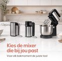 Keukenblad met drie Broba mixers. Twee handmixers, waarvan één in gebruik, en een standmixer met kom.