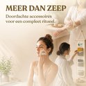Vrouwen gebruiken douche-accessoires, een vrouw wast gezicht, een ander pakt zeep uit een organizer.