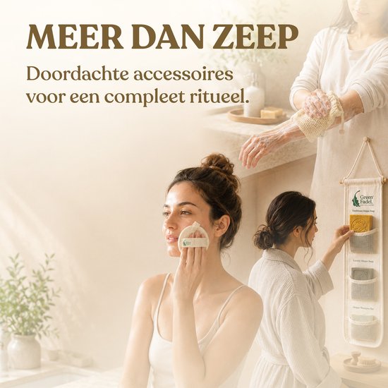 Vrouwen gebruiken douche-accessoires, een vrouw wast gezicht, een ander pakt zeep uit een organizer.