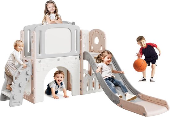 Kinderen spelen op een speelcombinatie met glijbaan, klimwand en basketbalring. Meerdere kinderen spelen tegelijk.