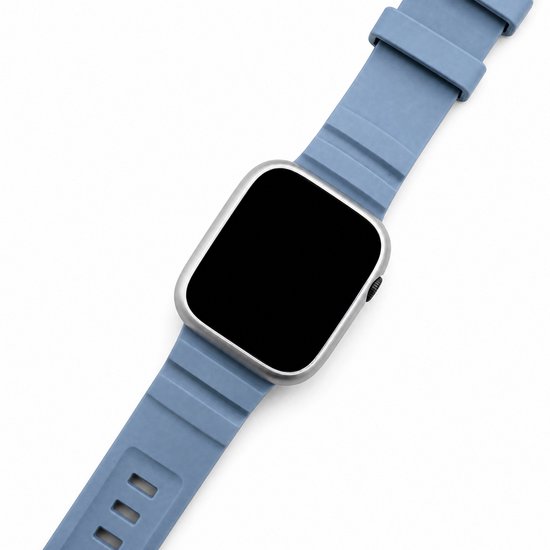 Smartwatch met zilverkleurige beschermhoes en lichtblauwe siliconen band.