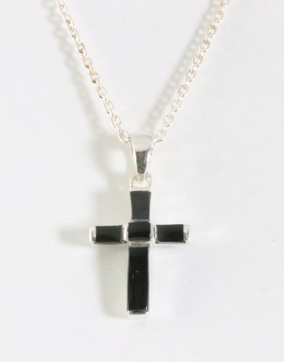 Fijne zilveren kruishanger met onyx aan ketting