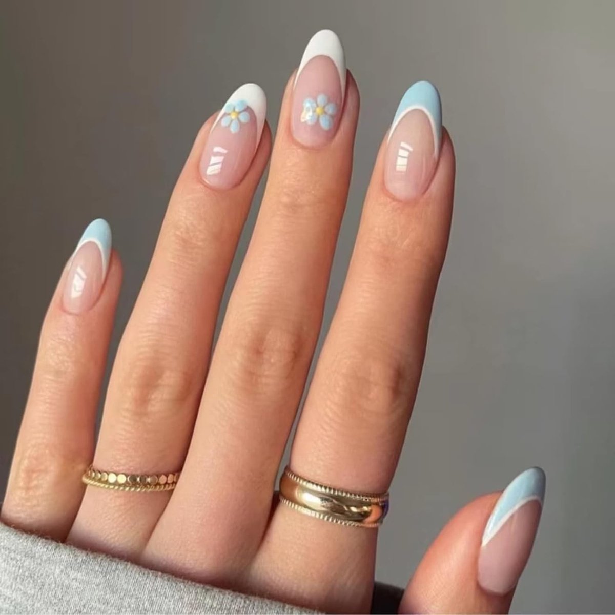 Nagelnagels met blauwe bloemen, medium met Franse punten, nepnagels voor vrouwen en meisjes, naakte nagels, Press-on, volledige dekking, nageltips voor lente, zomer, salonnagels
