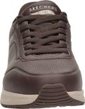 Vooraanzicht van een donkerbruine Skechers Arch Fit sneaker met veters en perfo.
