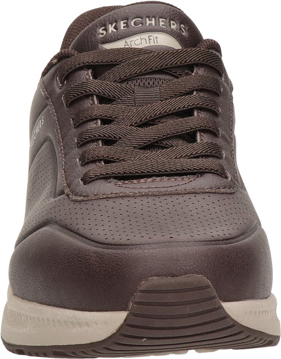 Vooraanzicht van een donkerbruine Skechers Arch Fit sneaker met veters en perfo.