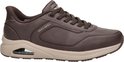 Zijkant van een bruine Skechers sneaker met veters, perforaties, beige zool en zichtbare air unit.
