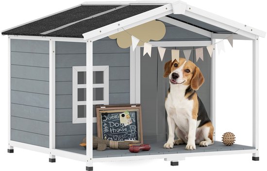 Beagle hond in een grijs houten hondenhok met luifel, versierd met vlaggetjes.