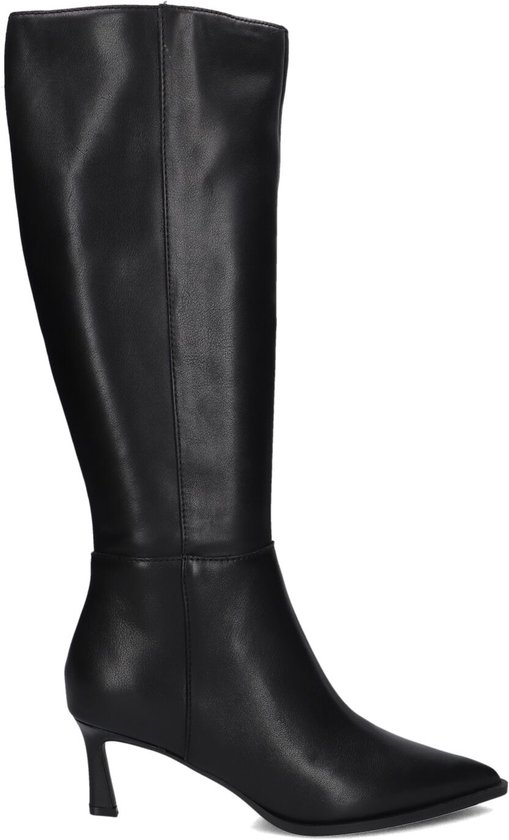 Zwarte leren laars van Steve Madden met spitse neus en lage kittenhak, close-up van de kuit.