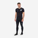 Lachende man met zwarte fietsbroek met bretels en zwart T-shirt, met Rogelli logo op de broek.