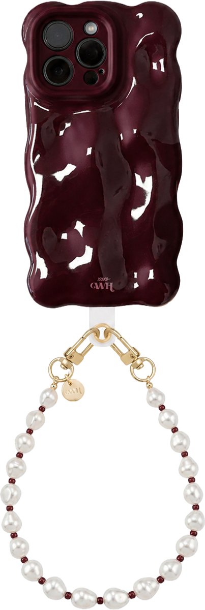 xoxo Wildhearts Bubbly case Burgundy - Burgundy Pearl (kort koord) - geschikt voor iPhone 16 Pro Max - Hoesje met telefoonkoord - golvend hoesje met kralenketting - Telefoonhoesje met afneembaar koord - schokbestendig - Bordeaux rood / Burgundy