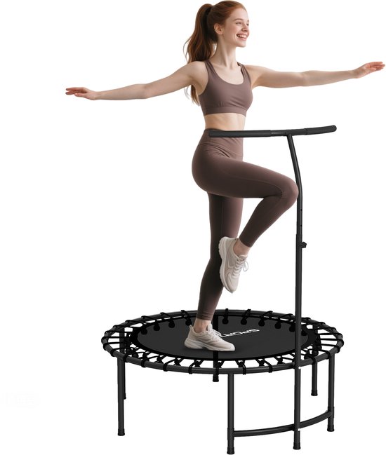 Een vrouw met rood haar in bruine sportkleding springt op een zwarte fitness trampoline met handvat.