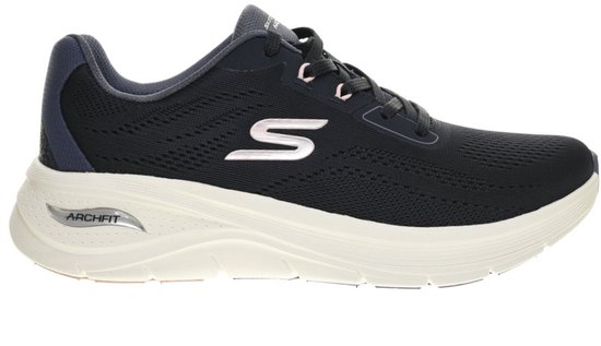Donkerblauwe Skechers Arch Fit sneaker met lichtroze accenten en een dikke crèmekleurige zool in zijaanzicht.