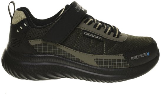 Zwarte kindersneaker met 'Skech-Tex Waterproof' opdruk. De schoen heeft een klittenbandsluiting, veters, en groene en grijze accenten.