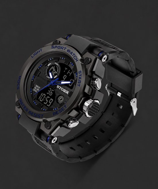 Zwarte sportwatch met blauwe accenten, analoge en digitale wijzers, en rubberen band.