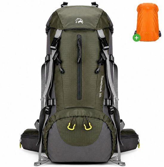 Groene en grijze Travelhawk 50L rugzak met meerdere ritsen en gele lussen, inclusief oranje regenhoes.