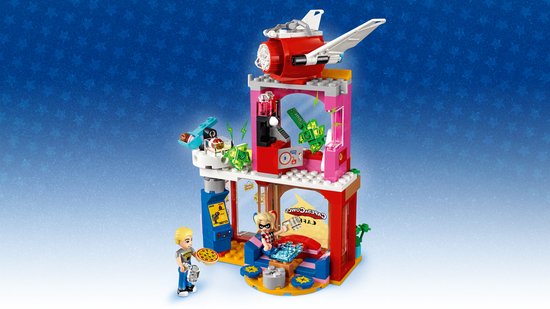LEGO Harley Quinn schiet te hulp met rood met witte vleugels jet, speelgoedwinkeltje en 2 figuren.