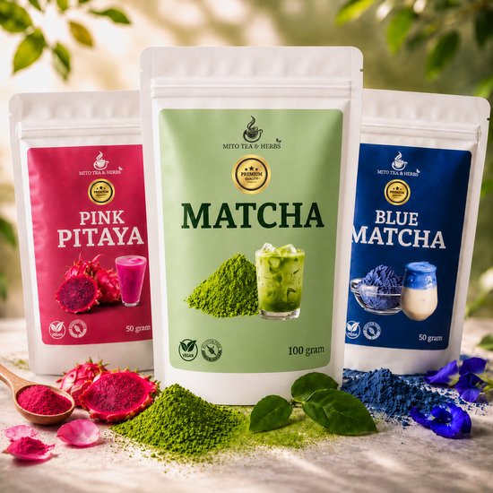 Trois sachets Mito Tea & Herbs : pitaya rose, matcha et matcha bleu. Avec des ingrédients comme un pitaya rose, de la poudre de matcha et de la poudre de matcha bleue.