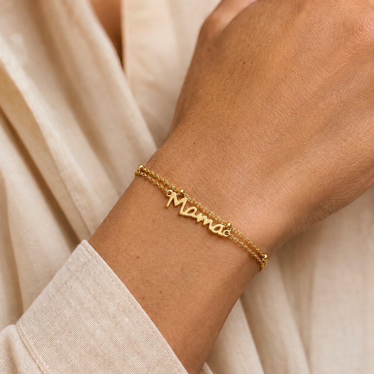 Maevi® Armband 'Mama' - Kleur: Goud - Luxe Armband - Hoge Kwaliteit - Mama / Moeder - Kraamcadeau / Cadeau - Roestvrijstaal / RVS / Stainless Steel - Verkleurt niet - Bracelet - Mom / Mommy - Zilveren Armband - Kado - Incl. Luxe Verpakking