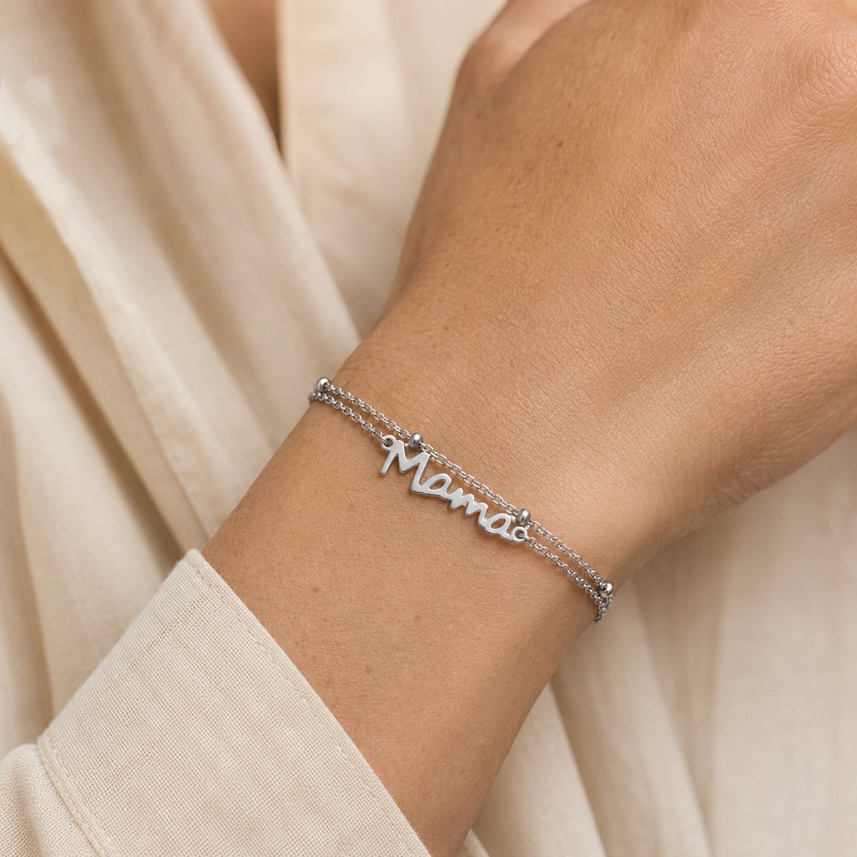Maevi® Armband 'Mama' - Kleur: Zilver - Luxe Armband - Hoge Kwaliteit - Mama / Moeder - Kraamcadeau / Cadeau - Roestvrijstaal / RVS / Stainless Steel - Verkleurt niet - Bracelet - Mom / Mommy - Zilveren Armband - Kado - Incl. Luxe Verpakking
